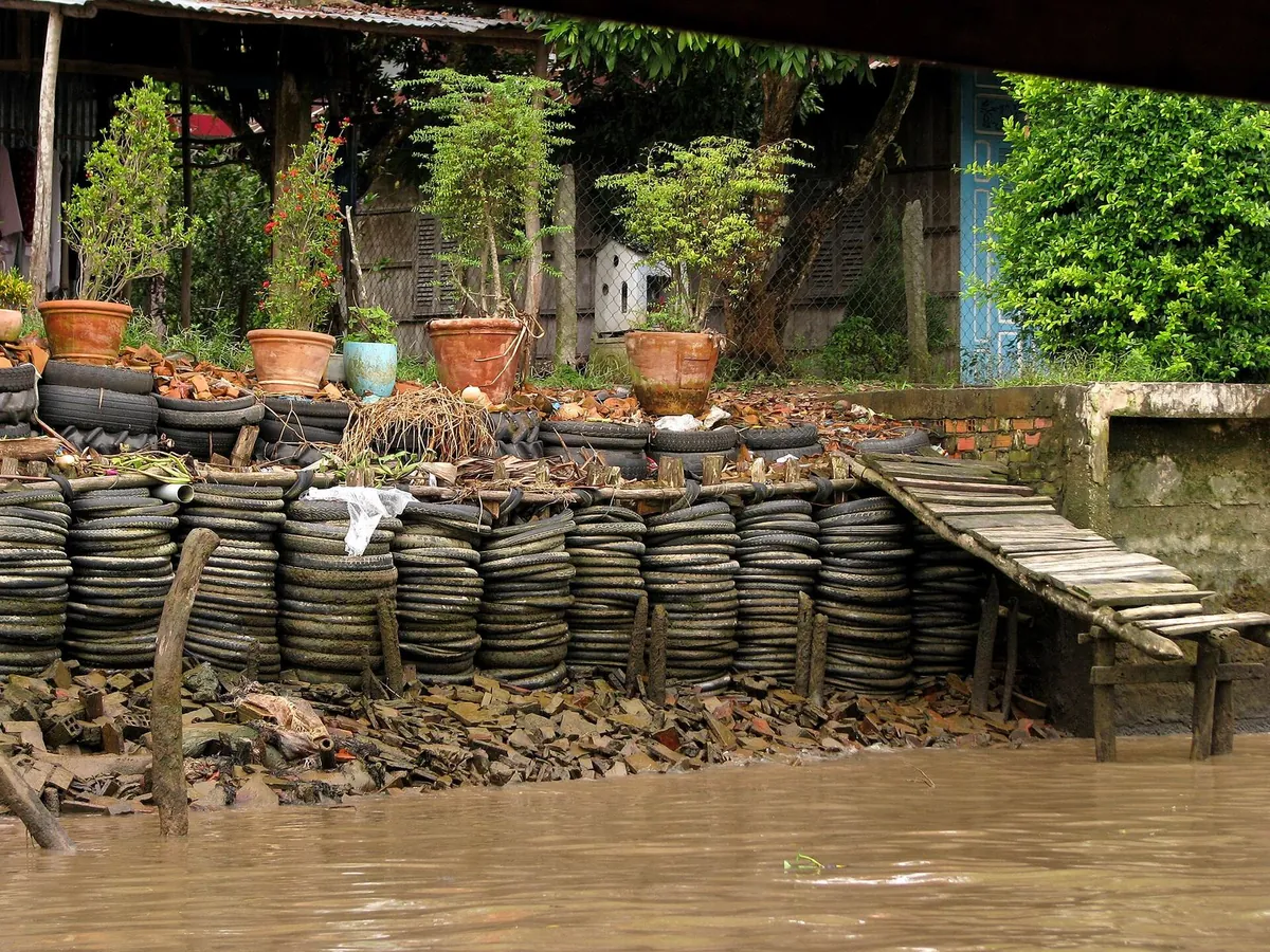 Chai thủy tinh gợi hướng tái sử dụng trong kinh tế tuần hoàn.